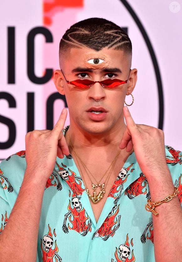 Bad Bunny também já inovou muito no visual fazendo desenhos em seu corte de cabelo