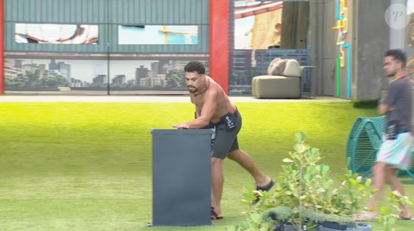 No 'BBB 25', Vinícius apertou o botão colocado no gramado e participou da dinâmica no Quarto Desafio.