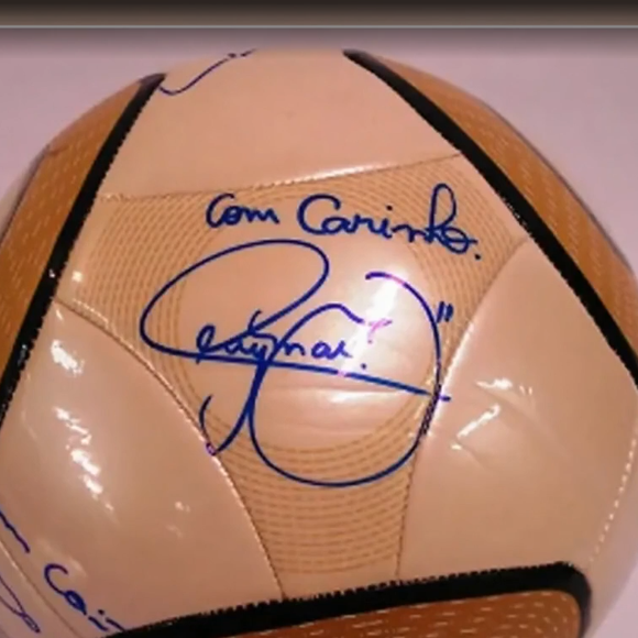 Bola autografada por Neymar rende 17 anos de prisão a bolsonarista, diz o STF.