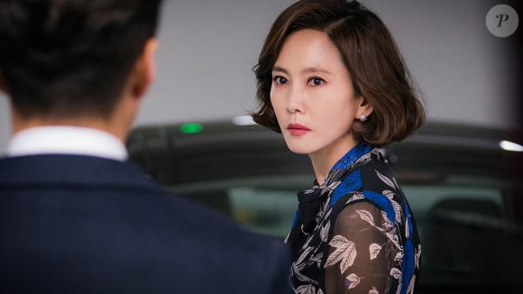 'No Ar': uma âncora de TV acusada de assassinato é defendida pelo marido advogado, enquanto o casal enfrenta uma crise