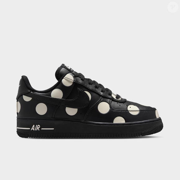 Até o fechamento do texto, o Nike Air Force 1 Polka Dot estava disponível por R$ 899,99 no site da marca, levando a tradicional estampa de bolinhas para uma versão contemporânea do clássico tênis