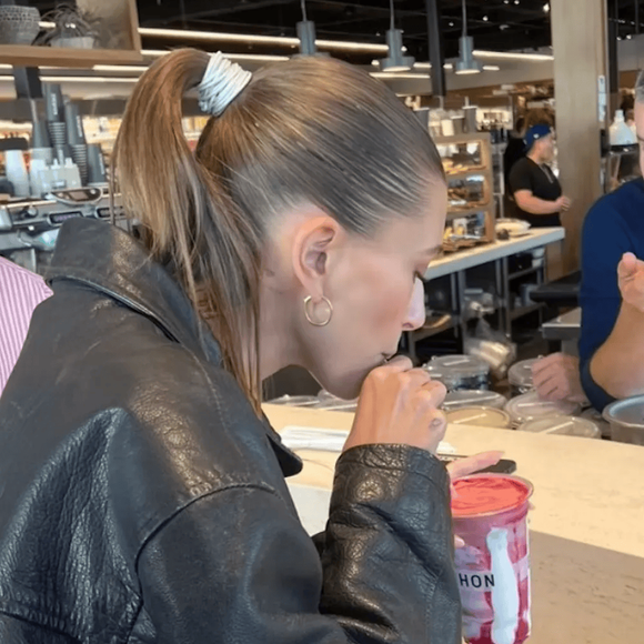 Receita fácil de reproduzir em casa mantém charme do smoothie de Hailey Bieber