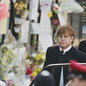 A reconciliação entre Elton John e princesa Diana aconteceu após o assassinato de Gianni Versace, quando os dois se encontraram no funeral do estilista, em Milão, segundo informações de O Globo