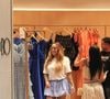 Nesta sexta-feira (04), a irmã de Neymar aproveitou a tarde para visitar algumas lojas, como a marca PatBo, do Village Mall, localizado na Barra da Tijuca, zona oeste da cidade.