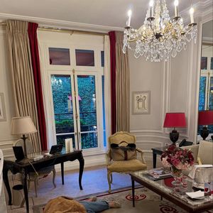 O modelo, que faz parte da nova coleção da maison francesa, é confeccionado em pele de cordeiro macia, com bico levemente arredondado, detalhes recortados e solado de borracha leve e flexível, o que garante aquele conforto ideal para o dia a dia