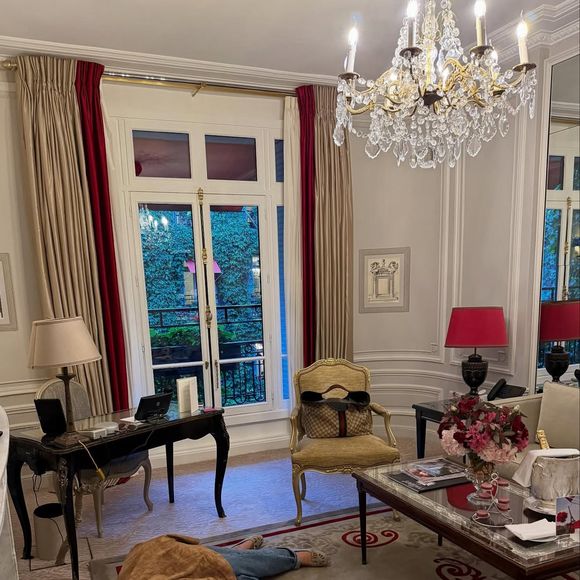 O modelo, que faz parte da nova coleção da maison francesa, é confeccionado em pele de cordeiro macia, com bico levemente arredondado, detalhes recortados e solado de borracha leve e flexível, o que garante aquele conforto ideal para o dia a dia