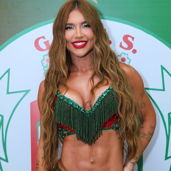 Primeiro look de Virgínia para a noite da coroação foi um top ousado com uma saia micro cheia de pedrarias