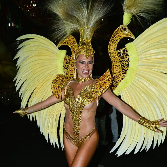 Mariana Goldfarb exibiu fantasia amarela em desfile da Grande Rio