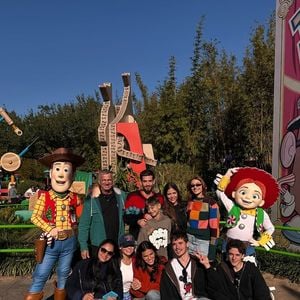 Bruna Marquezine e João Guilherme levaram os pais, os irmãos e até os amigos Sasha e João Lucas para a Disney