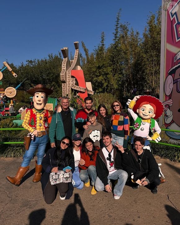 Bruna Marquezine e João Guilherme levaram os pais, os irmãos e até os amigos Sasha e João Lucas para a Disney