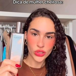 Lívian Aragão destacou a versatilidade de uma fragrância que combina frescor e intensidade na mesma composição. A influenciadora afirmou que o perfume pode ser usado durante o dia e também à noite, tornando-se uma opção "coringa" para a rotina