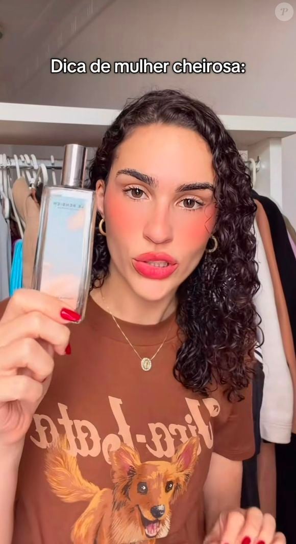 Lívian Aragão destacou a versatilidade de uma fragrância que combina frescor e intensidade na mesma composição. A influenciadora afirmou que o perfume pode ser usado durante o dia e também à noite, tornando-se uma opção "coringa" para a rotina