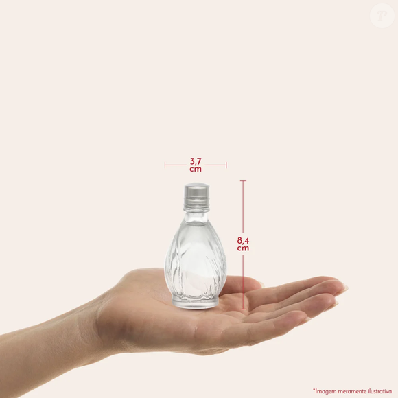 Além da proposta olfativa, o perfume também chama atenção pelo tamanho compacto, ideal para levar na bolsa e reaplicar ao longo do dia sempre que desejar renovar a sensação de frescor