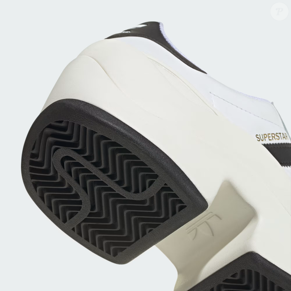 O efeito alongador da plataforma e o acabamento clássico fazem do Adidas Superstar Bold um dos modelos mais interessantes para quem busca conforto sem abrir mão de estilo
