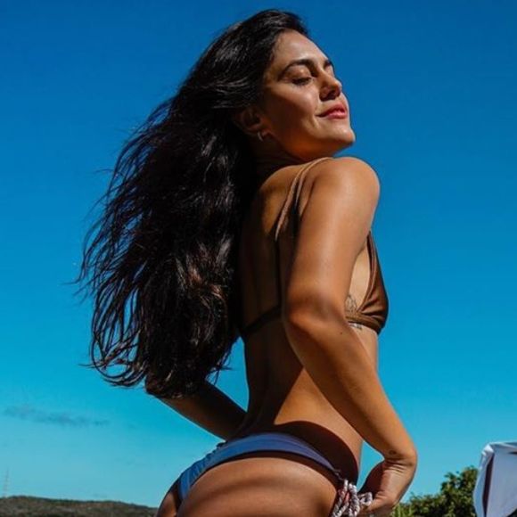 Corpo de Jessika Alves é destaque em foto da atriz de biquíni