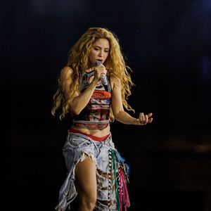 Para isso, a equipe de Shakira distribuiu diversas pulseiras que acenderão em momentos estratégicos de seu show