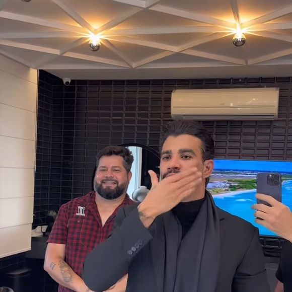Bigode sozinho deixa o rosto mais leve e aproxima Gusttavo Lima do público, avalia visagista
