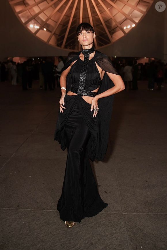 Rio Fashion Week 2026: Débora Nascimento, de visual diferente, posou com um look preto belíssimo e com recortes