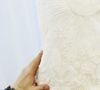 A criação da FARM Rio levou referências do Rio de Janeiro e de Lisboa para o vestido de noiva, incluindo o Pão de Açúcar, o Morro Dois Irmãos e a Ponte 25 de Abril