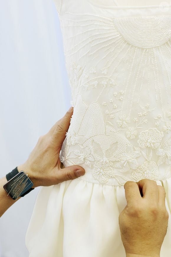 A criação da FARM Rio levou referências do Rio de Janeiro e de Lisboa para o vestido de noiva, incluindo o Pão de Açúcar, o Morro Dois Irmãos e a Ponte 25 de Abril