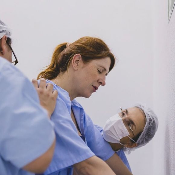 Por meio das redes sociais, Dani Calabresa publicou fotos do nascimento de seu filho Bernardo.