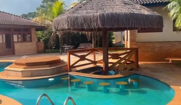 Casa de Raul Gil: piscina é a grande protagonista da mansão de luxo