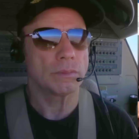 Aviões que podem ultrapassar R$ 500 milhões: a coleção aérea impressionante de John Travolta inclui Boeing pilotado pelo próprio ator
