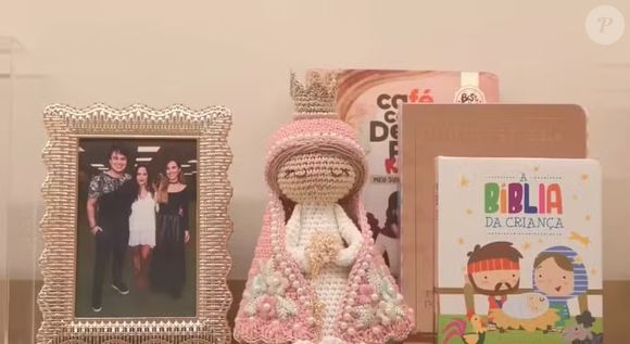 Graciele Lacerda mostra que no quarto da filha, Clara, tem foto de Igor, filho de Zezé com quem trava uma batalha judicial