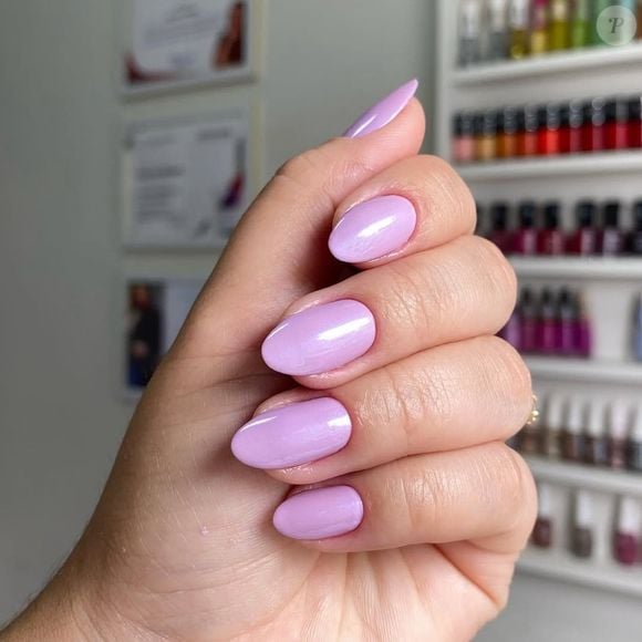Unhas na tonalidade rosa lilás transmitem elegância e delicadeza nesse Outono. São bem femininas e criam uma sensação antienvelhecimento nas mãos.