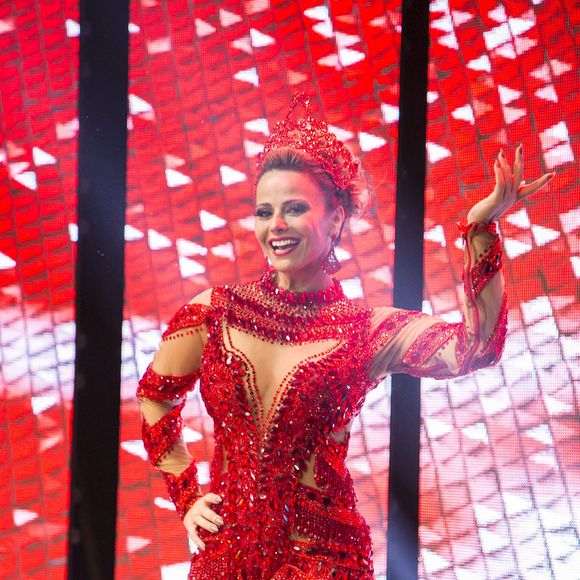 Viviane Araujo publicou imagens da vinheta que gravou para a TV Globo em 2005, para divulgar o samba-enredo da escola na ocasião