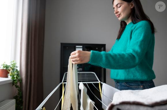 O truque que os japoneses usam na hora de estender as roupas tem a ver com uma mudança simples na organização do varal, que ajuda as peças não apenas a secarem mais rápido, mas também evita o cheiro de umidade