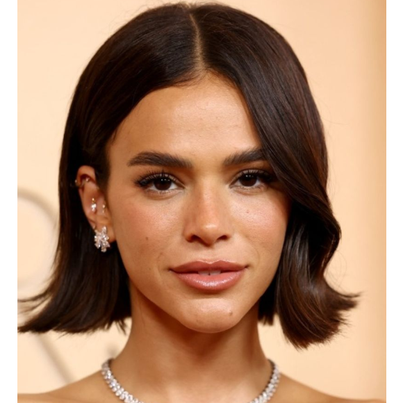 O segredo do bob escandinavo está na simplicidade. Com comprimento entre o maxilar e os ombros, o corte aposta em camadas discretas que proporcionam textura, leveza e um efeito naturalmente sofisticado; o novo cabelo curto de Bruna Marquezine serve de inspiração