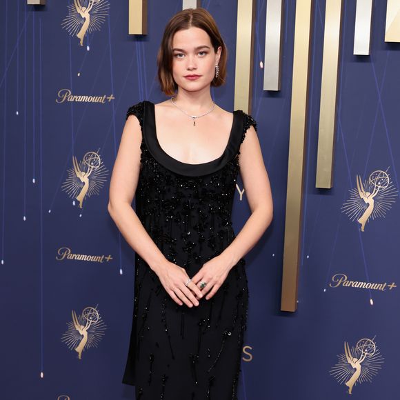 Sarah Catherine Hook de Miu Miu no tapete vermelho do Emmy 2025