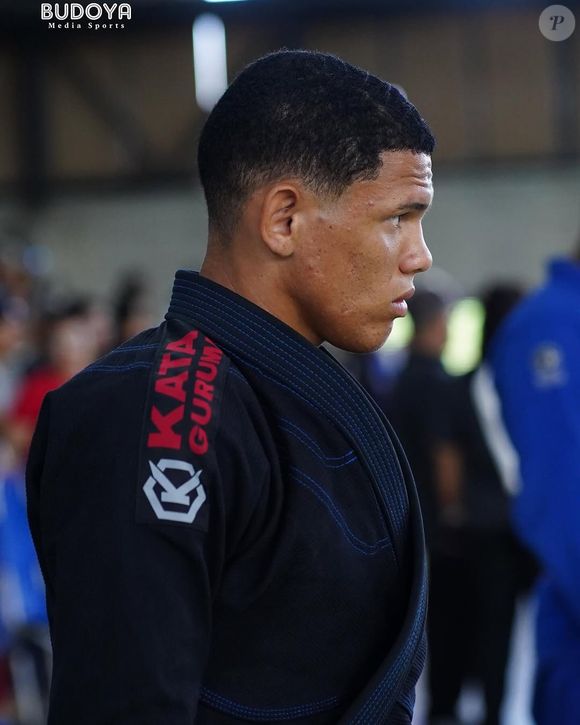 Campeão brasileiro enfrenta dificuldades e pede ajuda no sinal