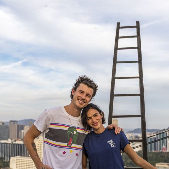 Shawn Mendes e Bruna Marquezine fizeram um novo passeio pelo Rio de Janeiro e passaram por uma loja de instrumentos musicais nesta terça-feira (11)