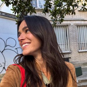 Bruna Marquezine combina sapatilha verde-hortelã com casaco de camurça marrom