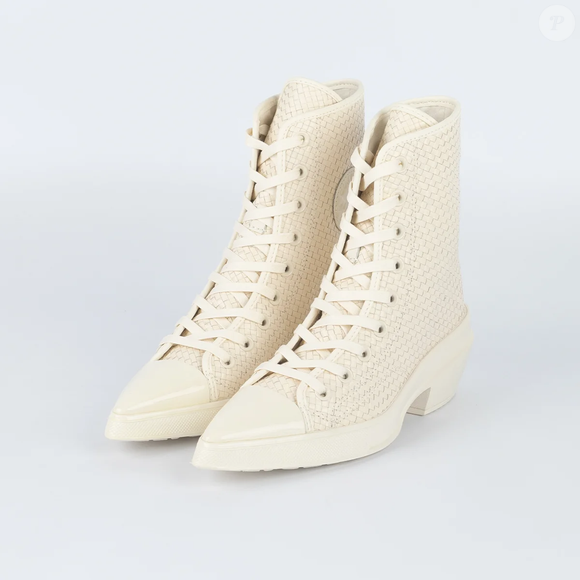 Com cabedal de couro, palmilha OrthoLite e visual inspirado na moda retrô, o Converse Chuck 70 De Luxe Pointed Hi aposta em conforto sem abrir mão de uma estética sofisticada e ousada; disponível por R$ 479,96 no site da loja Virus 41.