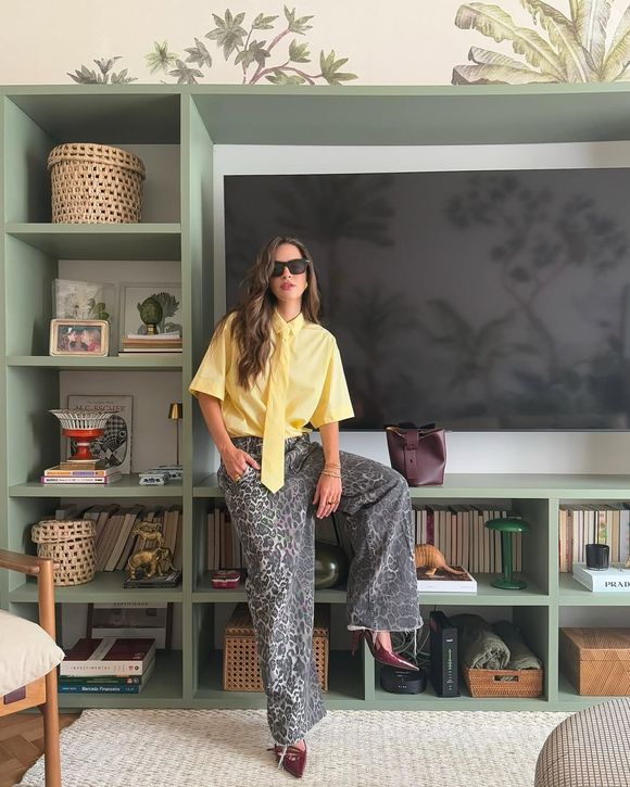 Corpcore transcendeu o ambiente de trabalho, influenciando a cultura popular. Programas de TV como "Severance" e "Industry" incorporaram temas corporativos em suas narrativas, e artistas como Taylor Swift adotaram elementos dessa estética em suas performances.