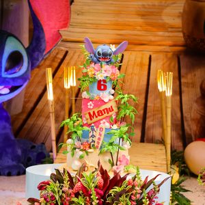 Festa da filha de Ticiane Pinheiro e César Tralli contou com bolo decorado com o Stitch