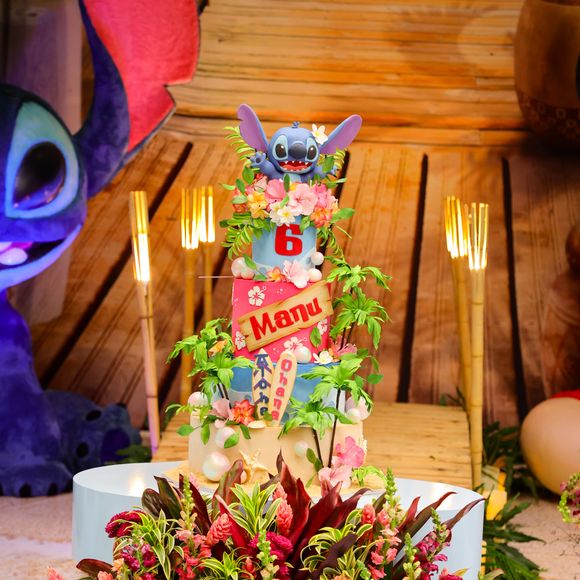Festa da filha de Ticiane Pinheiro e César Tralli contou com bolo decorado com o Stitch