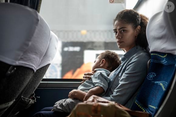 Quem se senta sozinho em ônibus, por exemplo, nem pode ser tímido, mas sim alguém que gosta de uma boa conversa, mas em locais mais silenciosos, segundo a psicologia - foto ilustrativa de Ana Flavia Cavalcanti em 'Sob Pressão', série da Globo