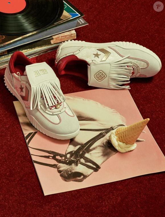 O Run Star Trainer Ano do Cavalo Cano Baixo Bege está disponível por R$ 849,90, em até 10x de R$ 84,99 sem juros, combinando conforto moderno e símbolos sutis de boa sorte