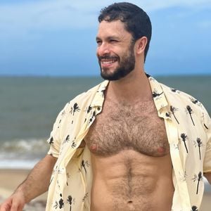 Rainer Cadete revelou em entrevista à GQ Brasil, em 2023, que perdeu 10 kg para interpretar Luigi em 'Terra e Paixão'. Aos 39 anos, o ator está no elenco de 'Quem Ama Cuida'