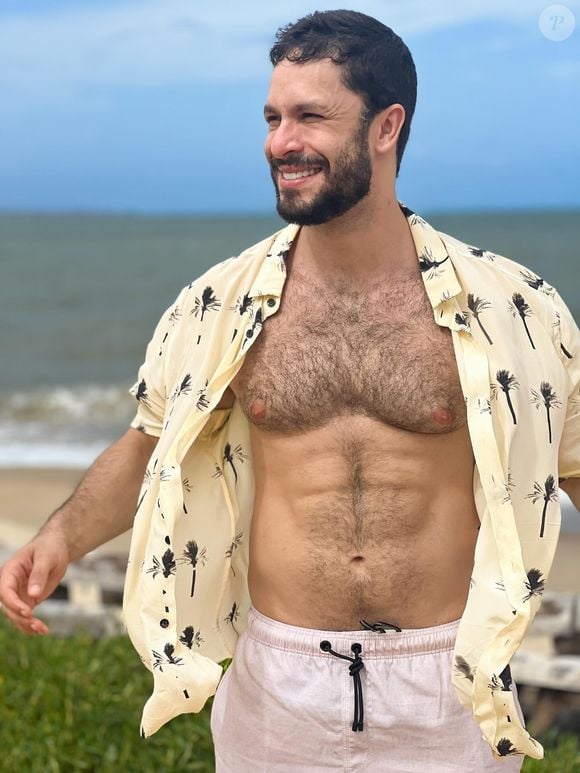 Rainer Cadete revelou em entrevista à GQ Brasil, em 2023, que perdeu 10 kg para interpretar Luigi em 'Terra e Paixão'. Aos 39 anos, o ator está no elenco de 'Quem Ama Cuida'