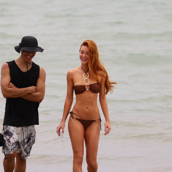 Marina Ruy Barbosa escolheu um biquíni marrom para curtir praia