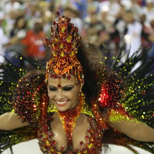 Mais uma vez, Viviane Araújo trouxe as cores vermelho, amarelo (substituindo o dourado) e o preto para a Sapucaí