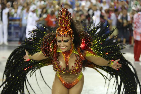 Mais uma vez, Viviane Araújo trouxe as cores vermelho, amarelo (substituindo o dourado) e o preto para a Sapucaí