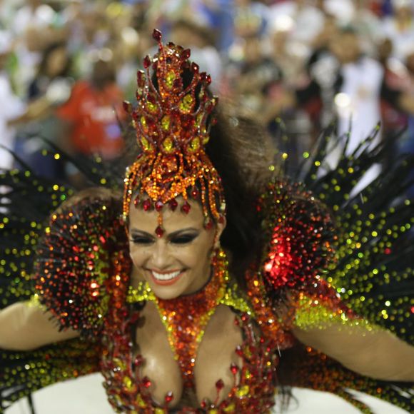 Mais uma vez, Viviane Araújo trouxe as cores vermelho, amarelo (substituindo o dourado) e o preto para a Sapucaí