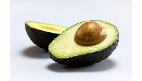 De acordo com a influenciadora e graduanda em nutrição Carla Menna, o abacate é um alimento que ajudam a reparar a mucosa intestinal