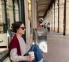 Nem preto, nem marrom: o tom elegante do Adidas Grand Court LO está chamando atenção entre mulheres que buscam um tênis discreto, moderno e extremamente versátil para usar com peças de alfaiataria e jeans largos